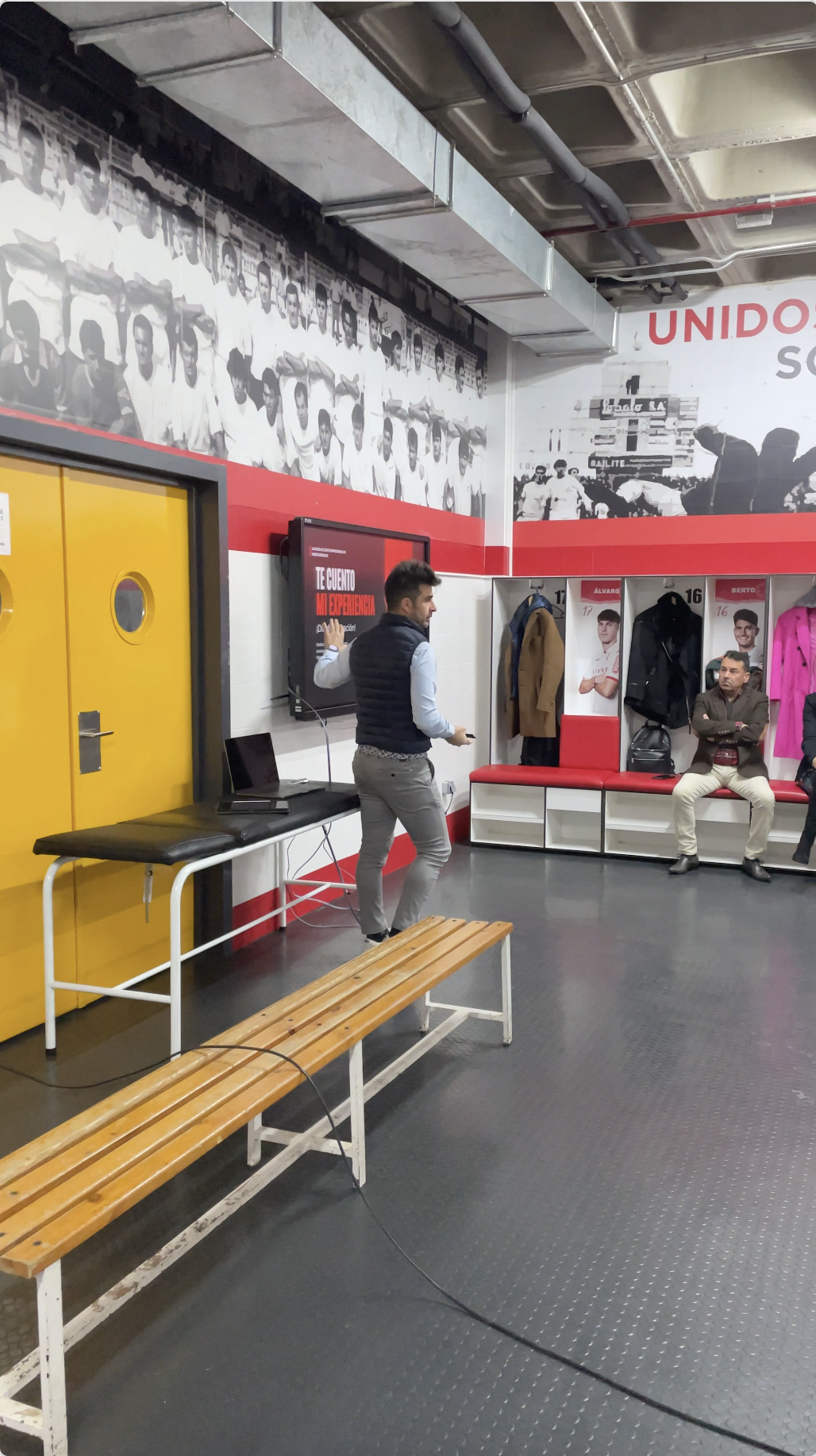 Daniel Colino en el centro de negocios de la cultural en el vestuario del equipo Cultural y Deportiva Leonesa