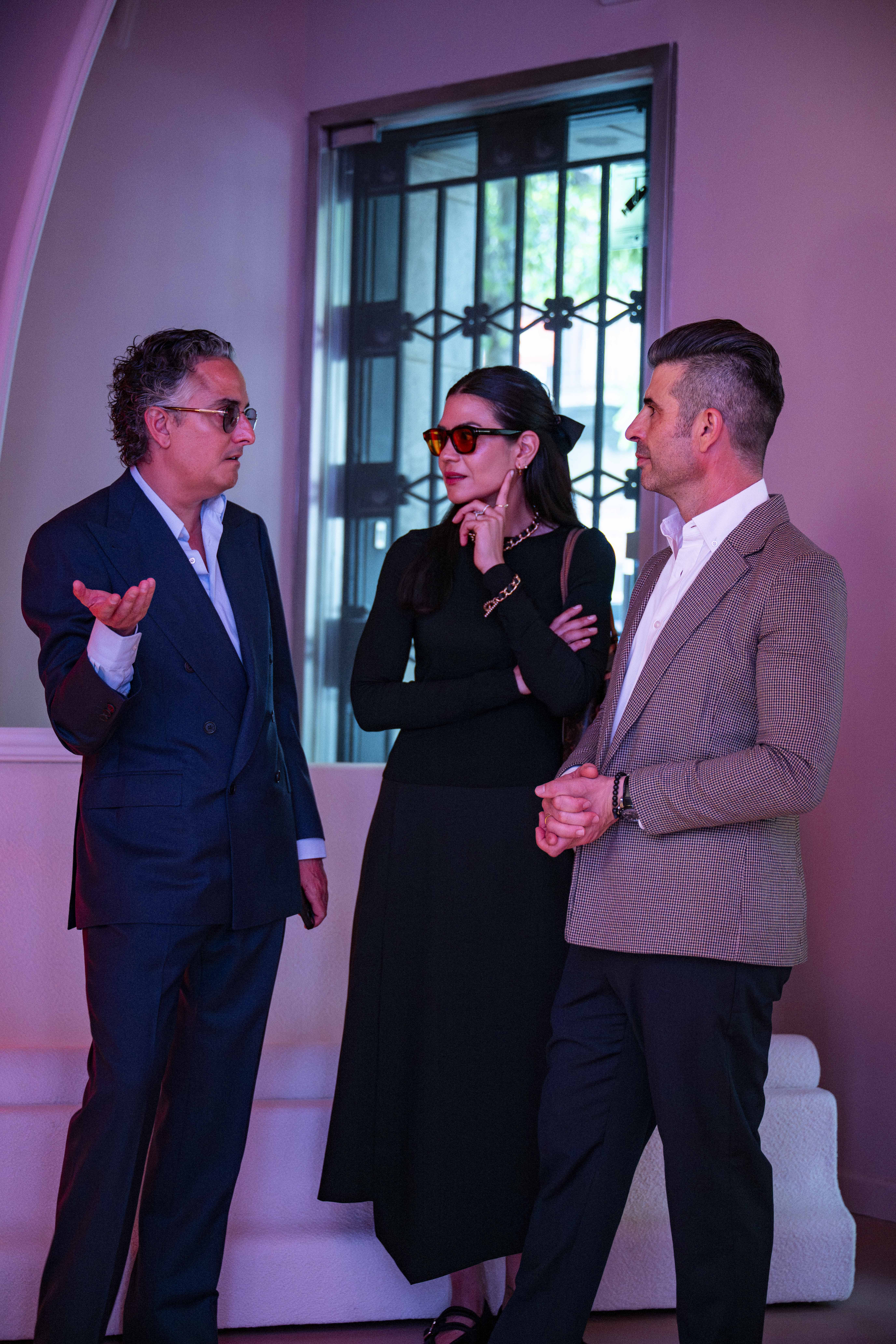 Daniel y Estela hablando con Josie en evento Orac Barcelona Daniel Colino