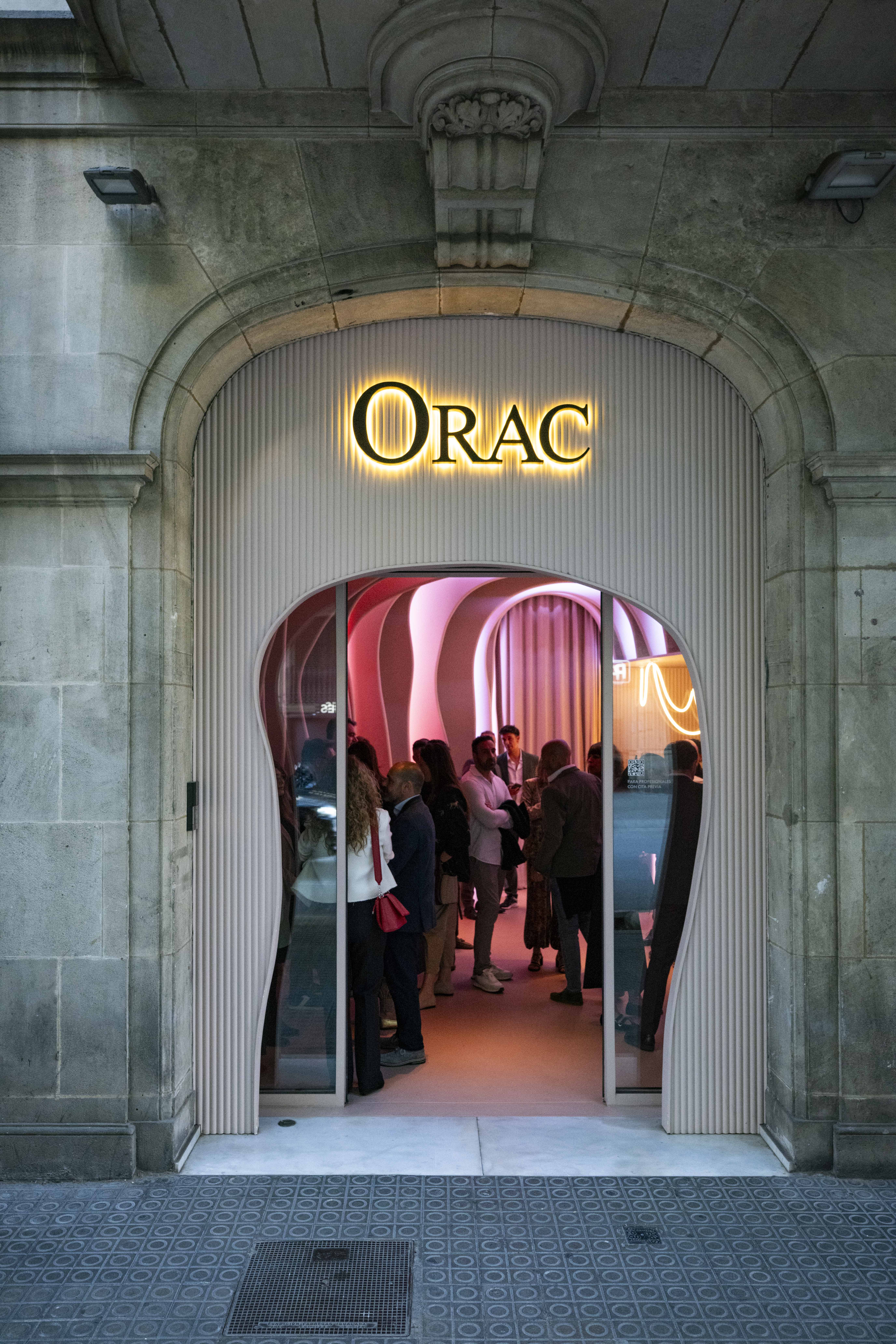 Daniel y Estela hablando con Josie en evento Orac Barcelona Daniel Colino